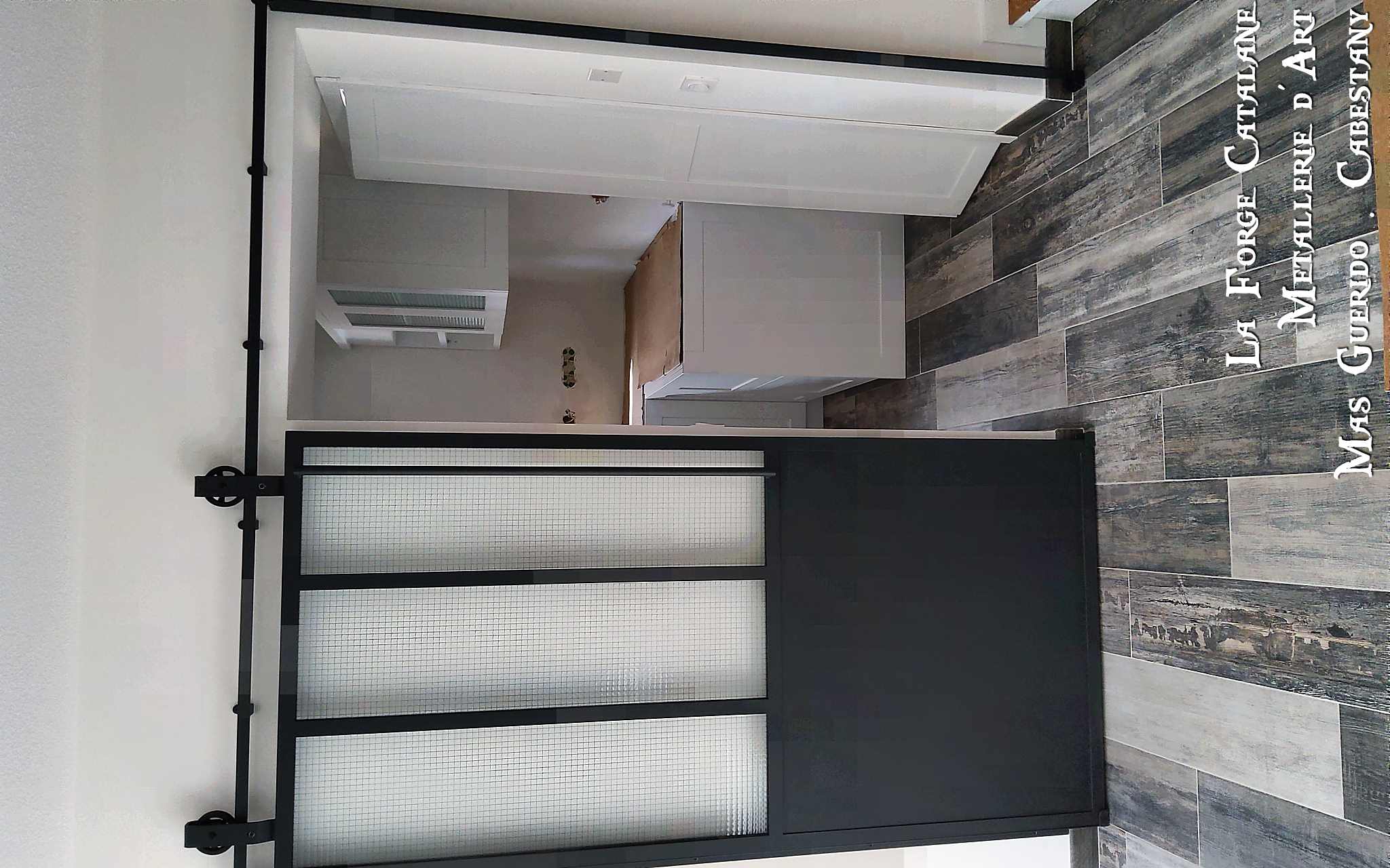 porte type ancien atelier avec roue style vielle grange  forge catalane.jpg